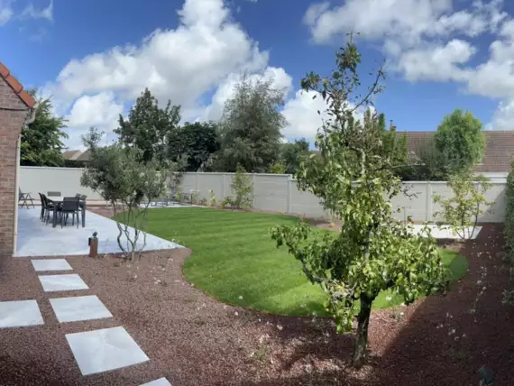 Jardin_Peters_lava_steentjes_deel2_40 - Lava stenen tussen beplanting