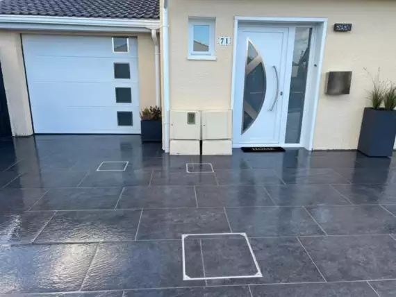 3C558859-2C8A-4A2B-959F-CBBDB9FA3A18 - Verharding keramische tegels Blauwe steen inprenting en een moderne Look